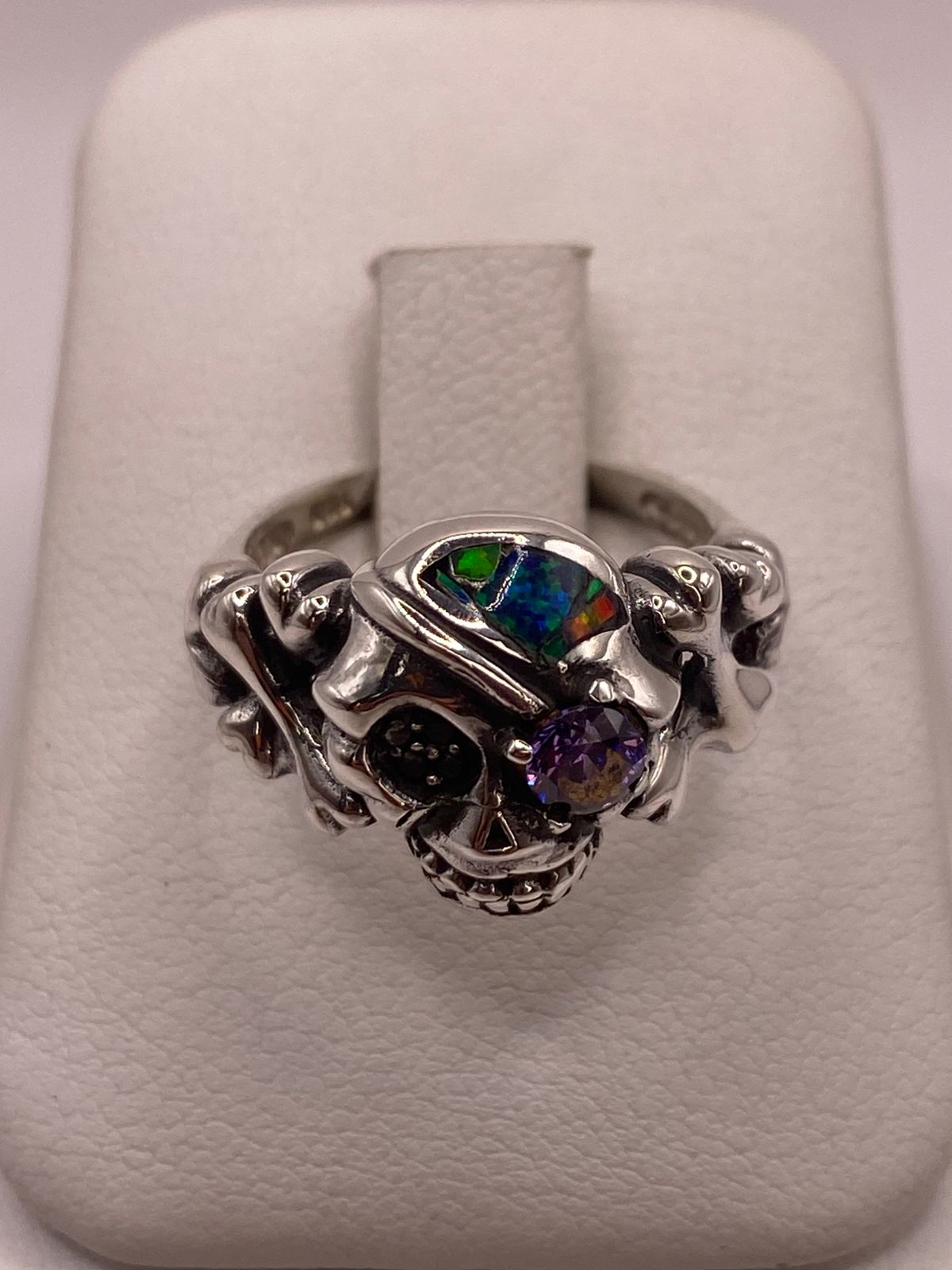 Anillo de Calavera con Ópalo de Fuego y Zirconia en Plata .950