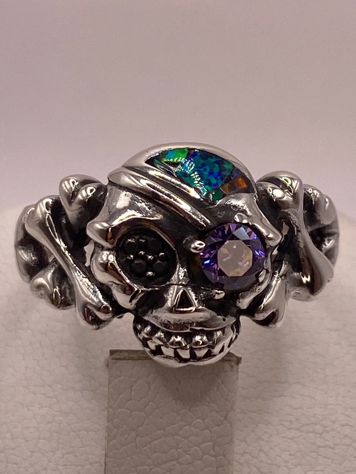 Anillo de Calavera con Ópalo de Fuego y Zirconia en Plata .950