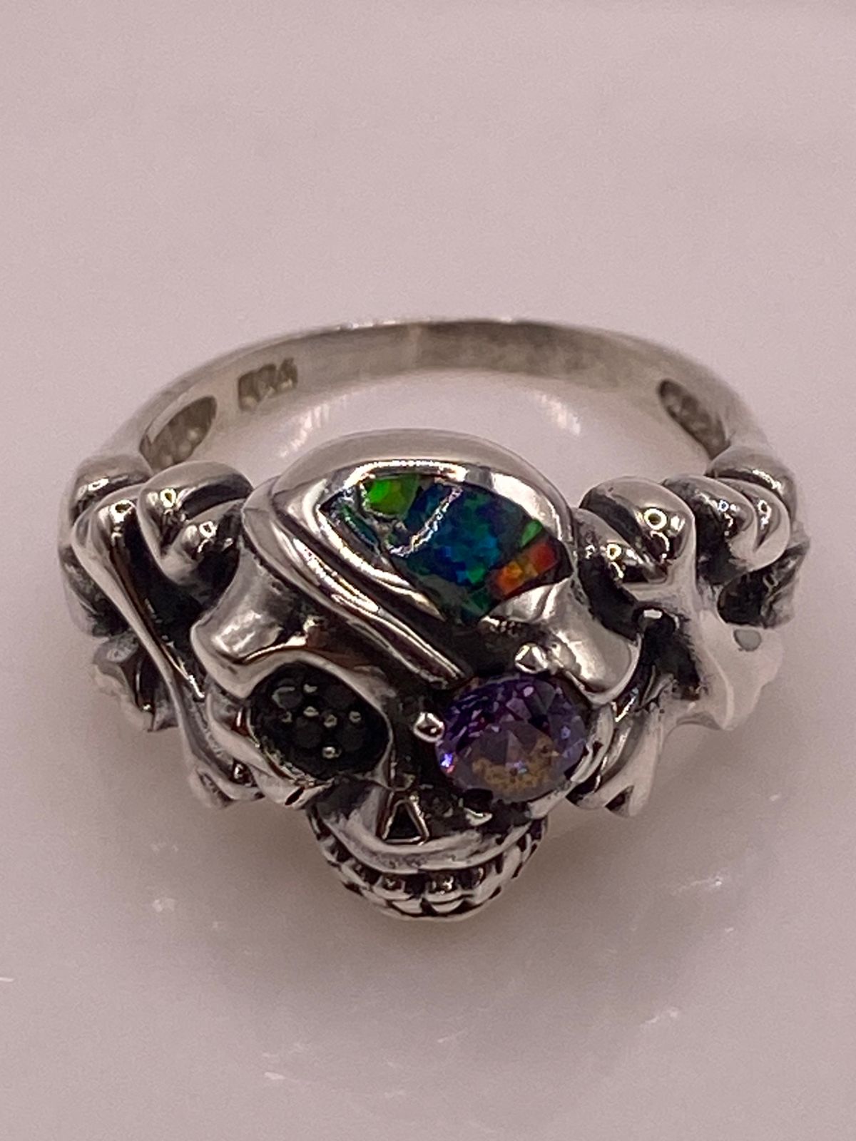 Anillo de Calavera con Ópalo de Fuego y Zirconia en Plata .950