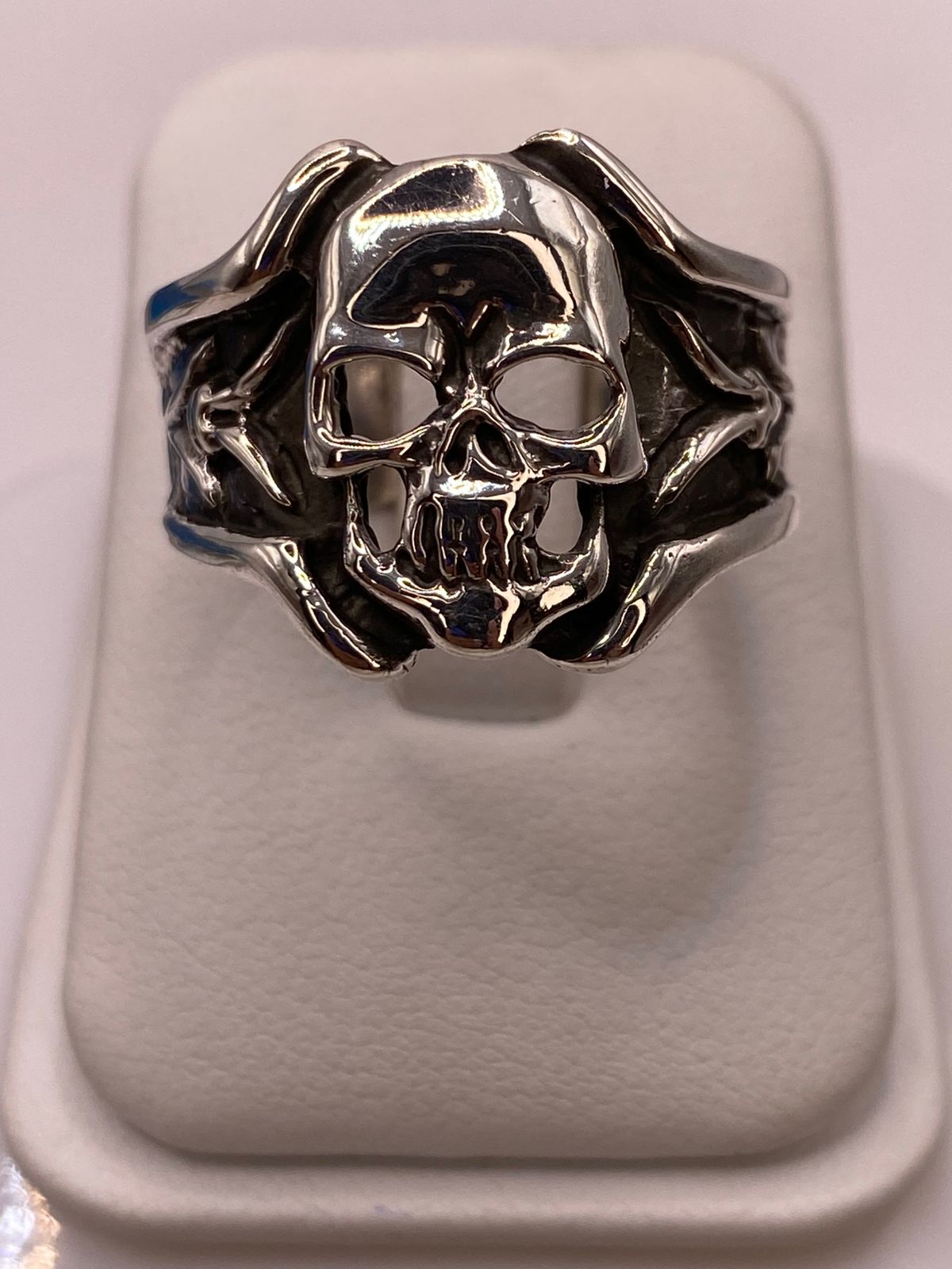 Anillo de Calavera en Plata .925 con Detalles Decorativos