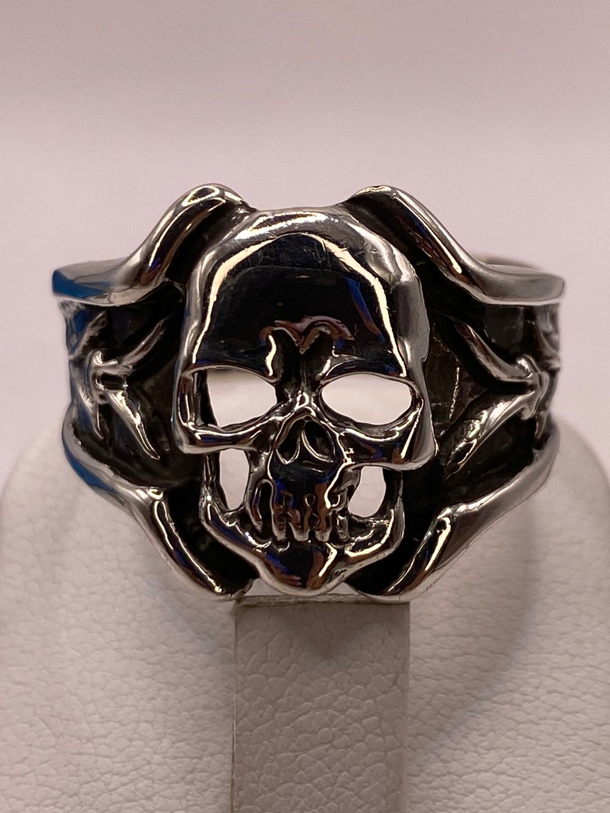 Anillo de Calavera en Plata .925 con Detalles Decorativos