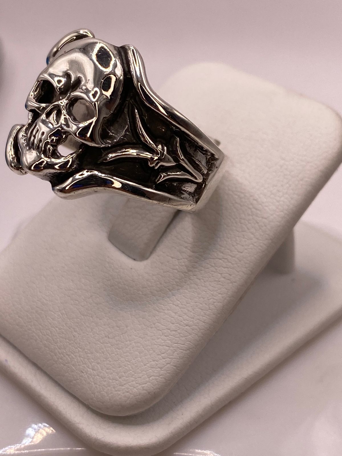 Anillo de Calavera en Plata .925 con Detalles Decorativos