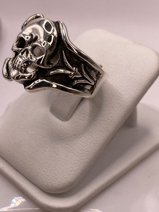 Anillo de Calavera en Plata .925 con Detalles Decorativos, vista frontal