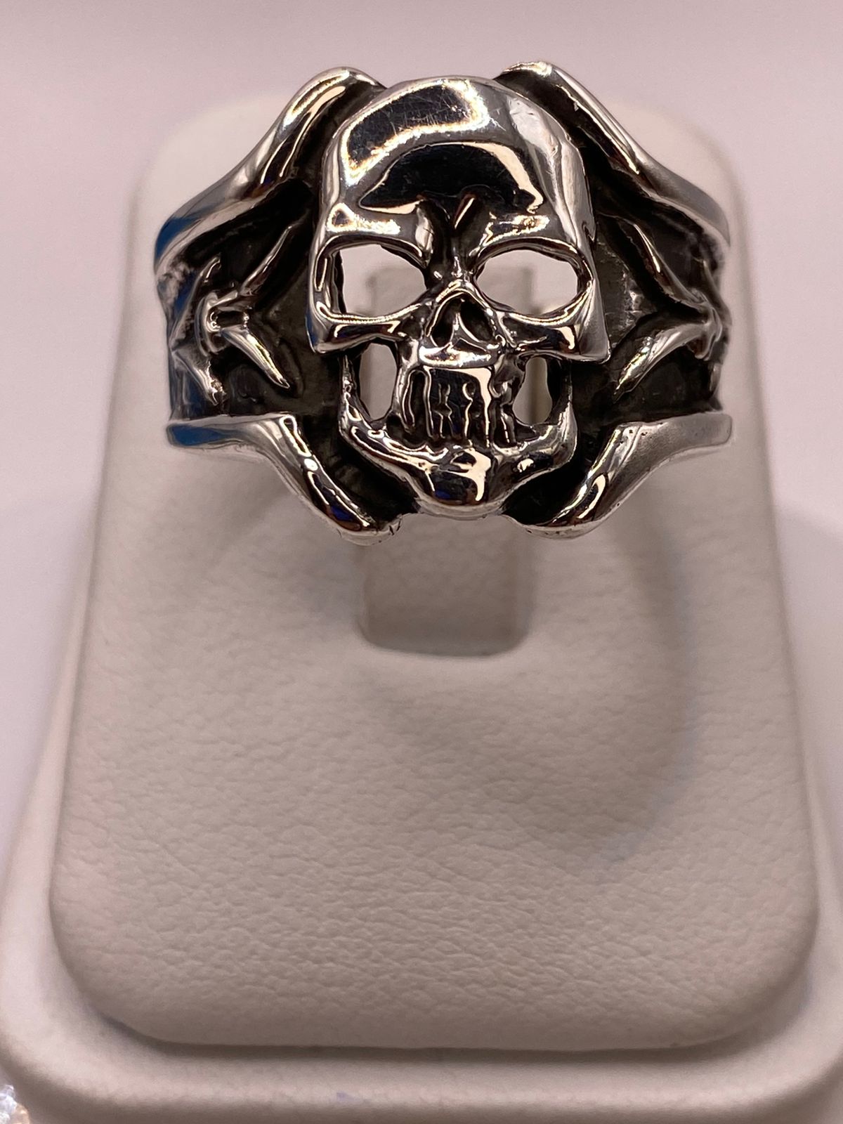 Anillo de Calavera en Plata .925 con Detalles Decorativos