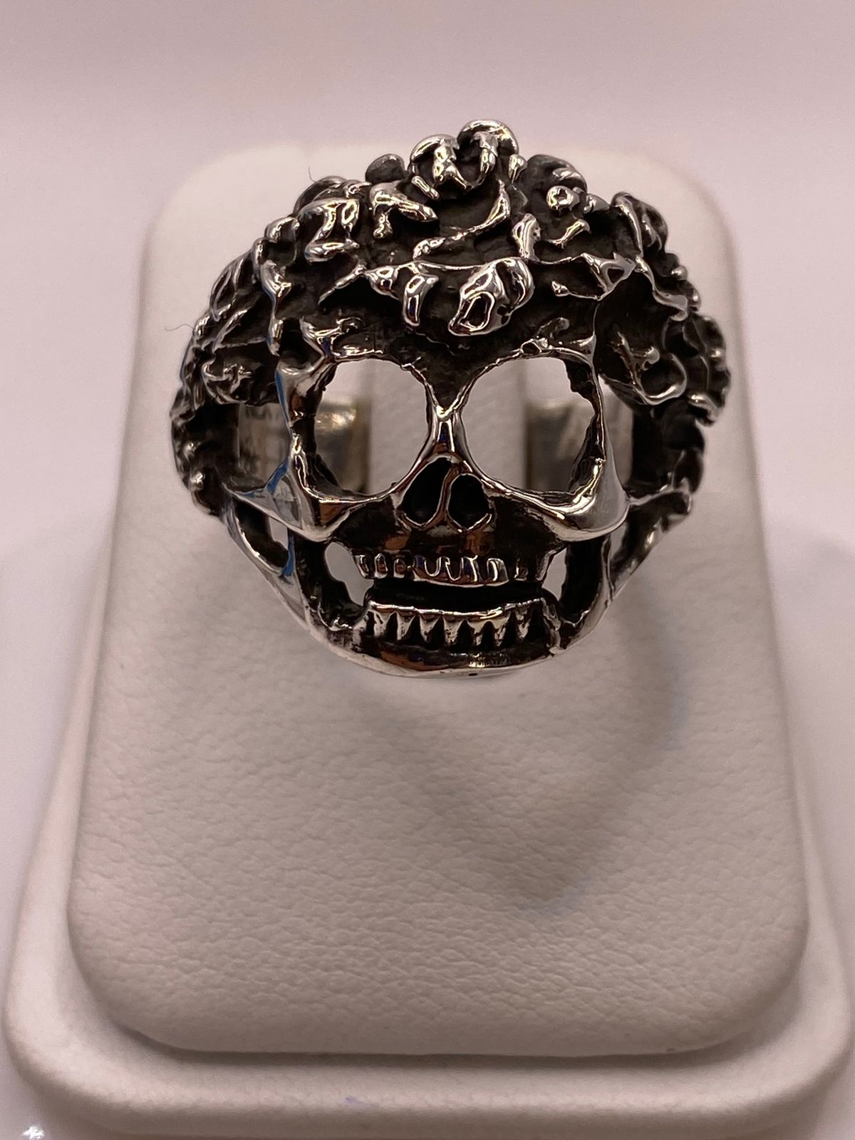 Anillo de Calavera con Textura Orgánica en Plata .925