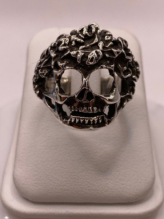 Anillo de Calavera con Textura Orgánica en Plata .925, vista frontal