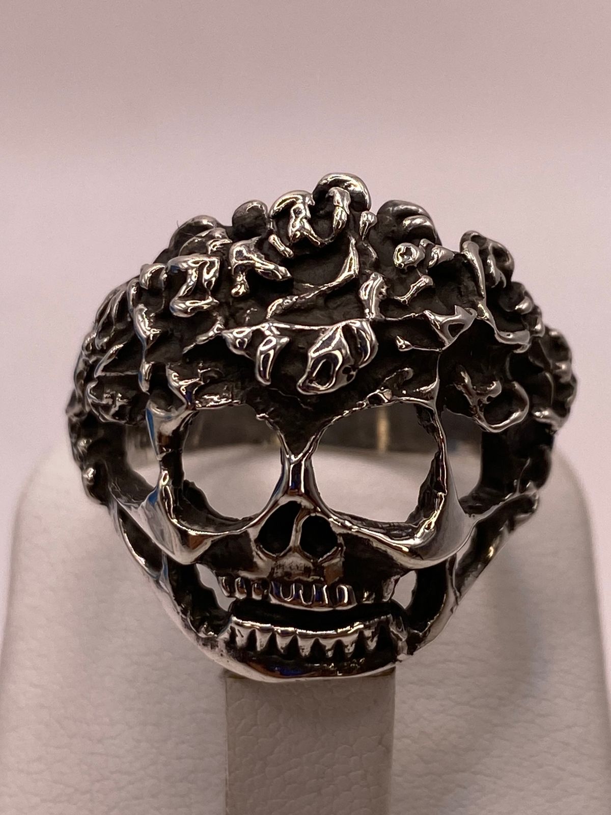 Anillo de Calavera con Textura Orgánica en Plata .925