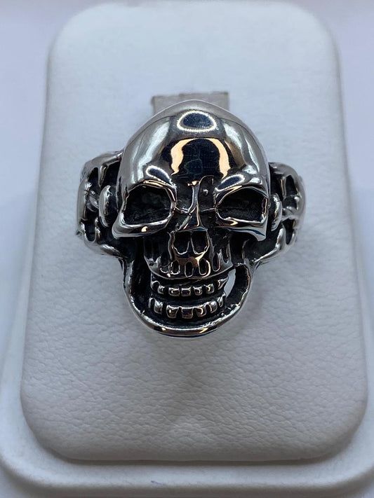 💀🔥 Anillo Calavera en Plata .925 – Diseño Biker Rockero — vista lateral