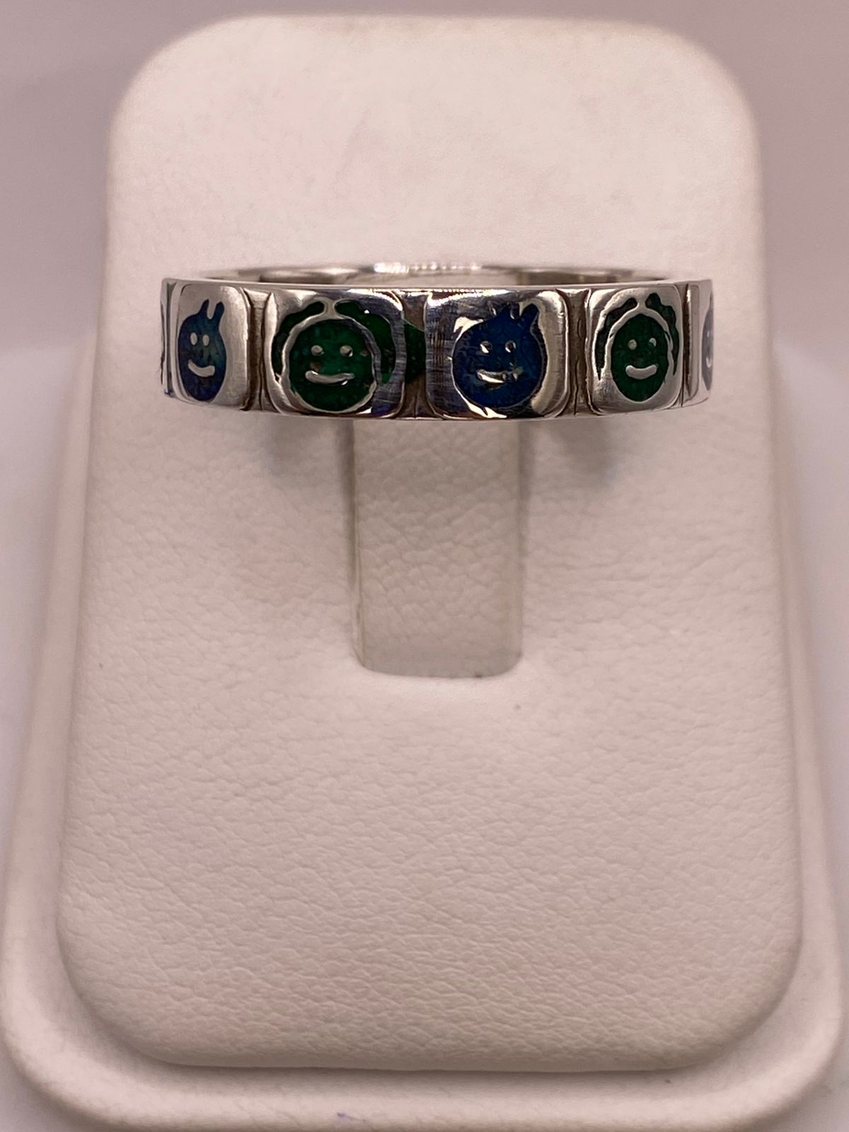 😊 Anillo Caritas Divertidas de Plata .925 con Incrustaciones — ángulo diagonal