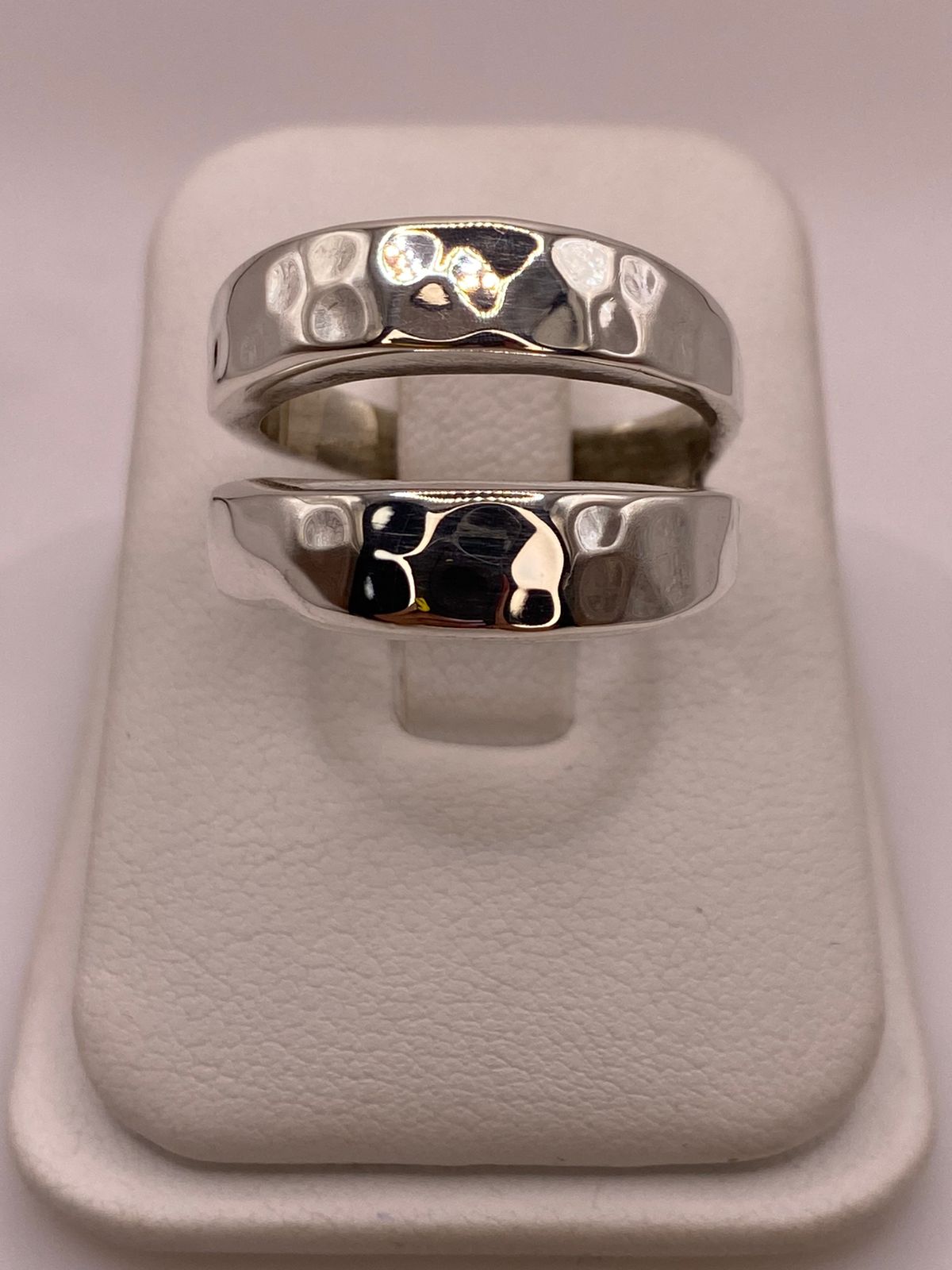 Anillo Clásico de Plata Ley .925 con Acabado Martillado