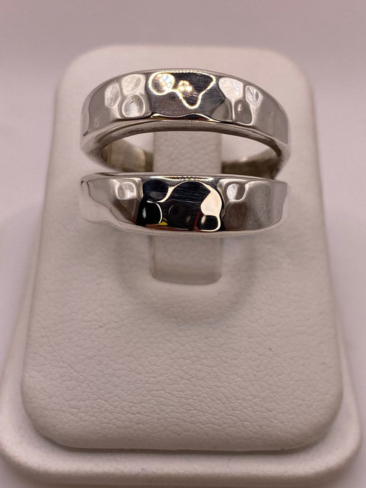 Anillo Clásico de Plata Ley .925 con Acabado Martillado, vista frontal