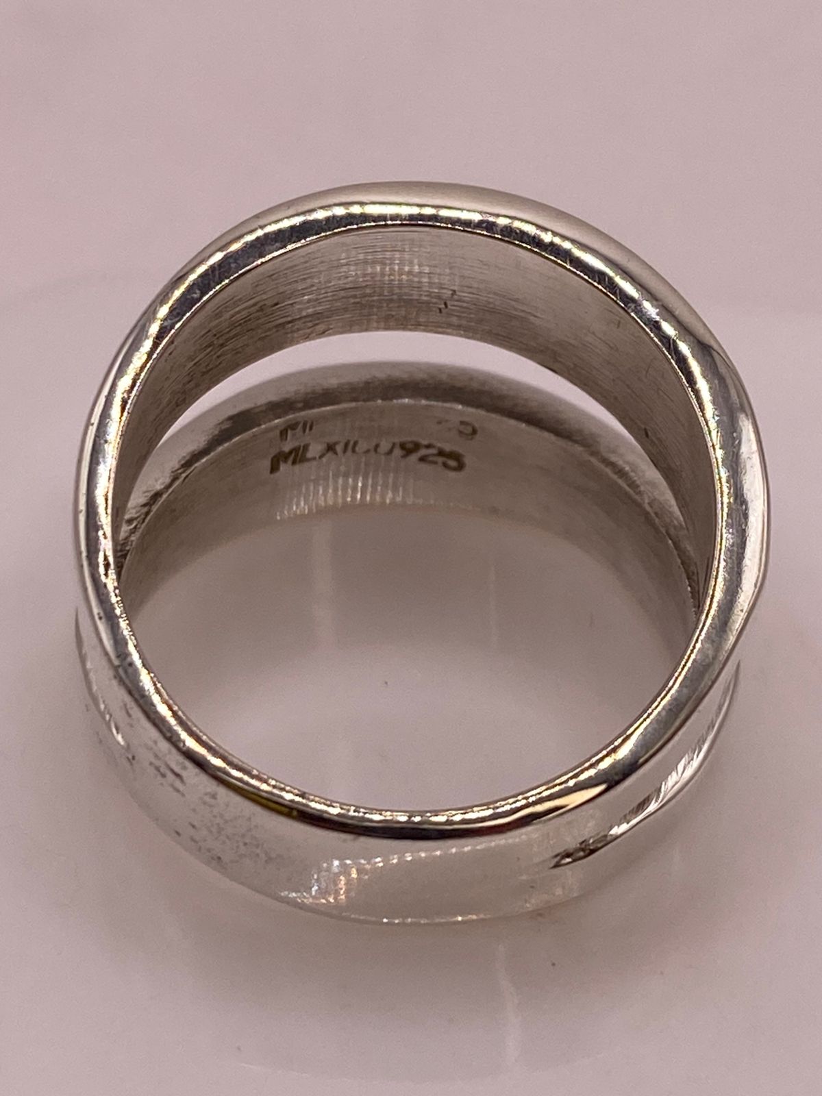 Anillo Clásico de Plata Ley .925 con Acabado Martillado