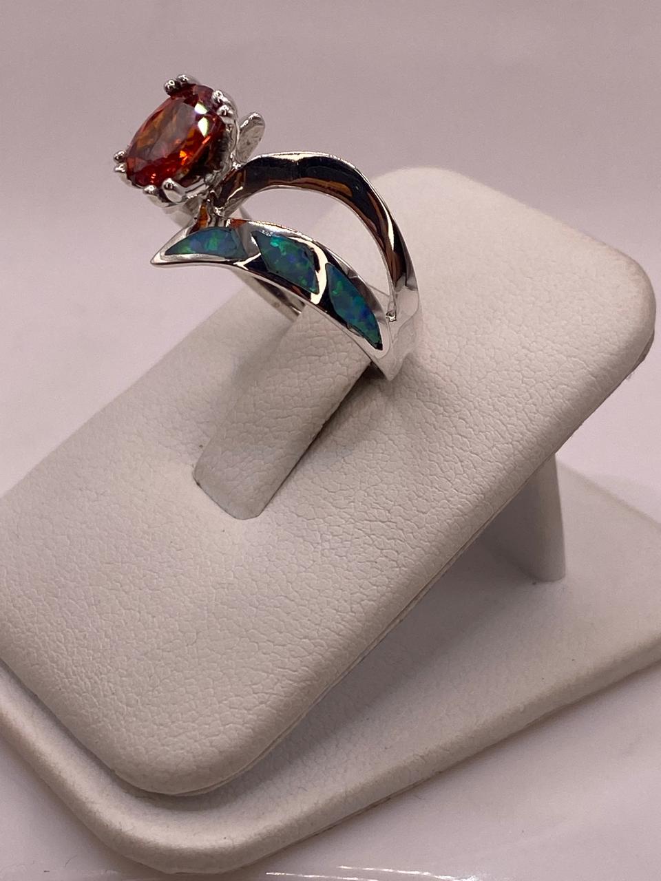 Anillo Contemporáneo Abierto con Ópalo de Fuego y Zirconia en Plata .950