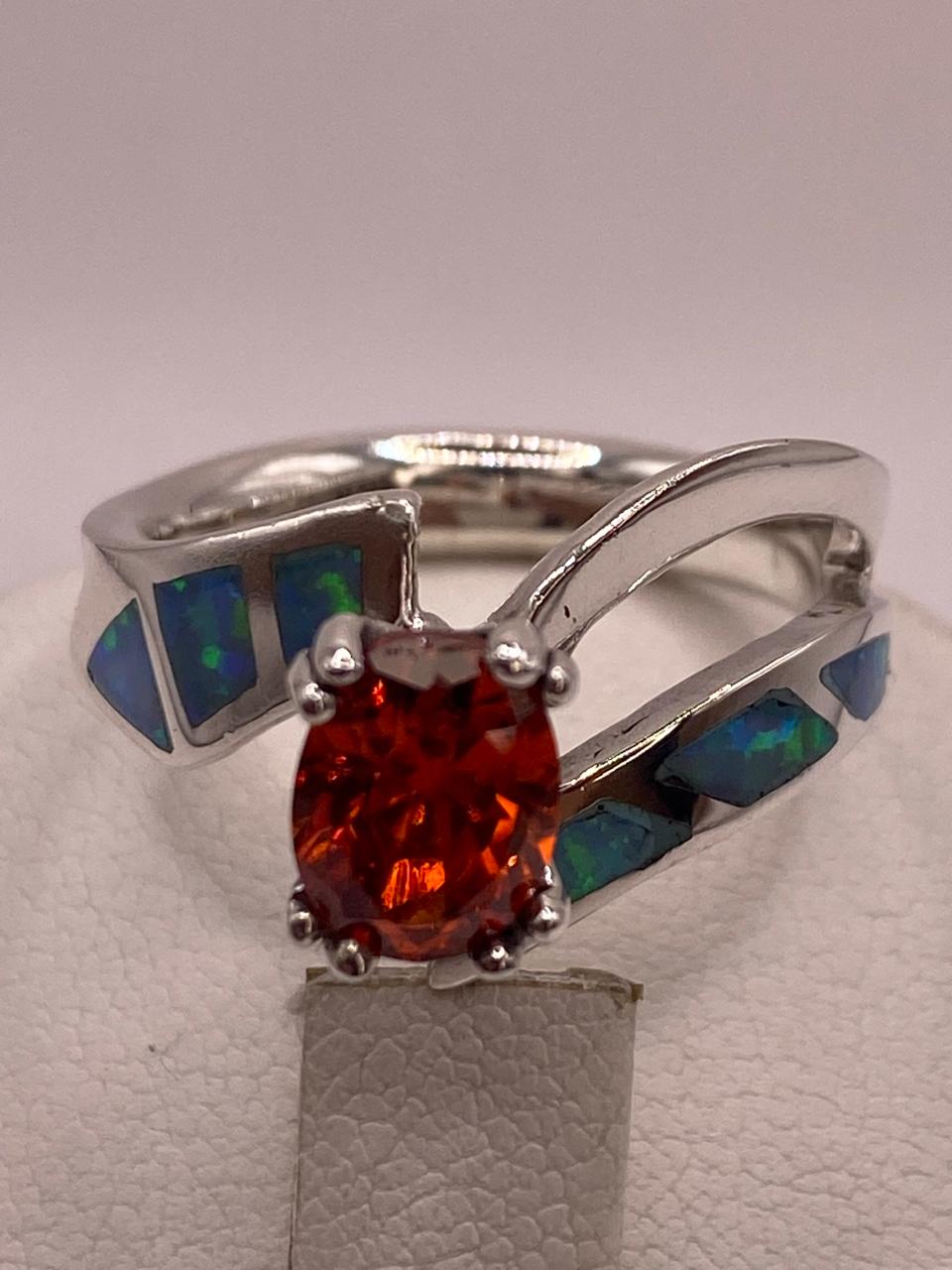 Anillo Contemporáneo Abierto con Ópalo de Fuego y Zirconia en Plata .950