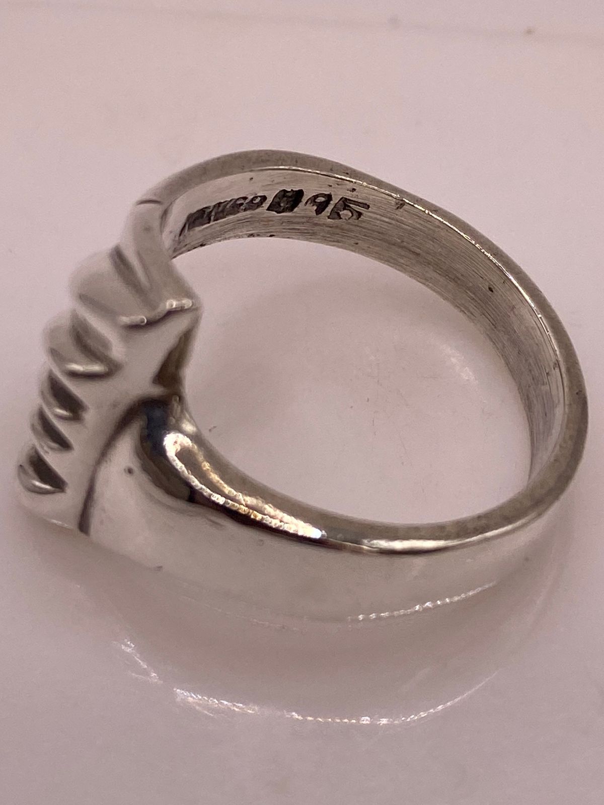Anillo Contemporáneo Diagonal Texturizado en Plata .925