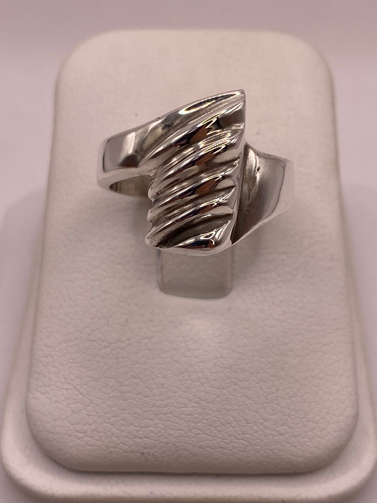 Anillo Contemporáneo Diagonal Texturizado en Plata .925