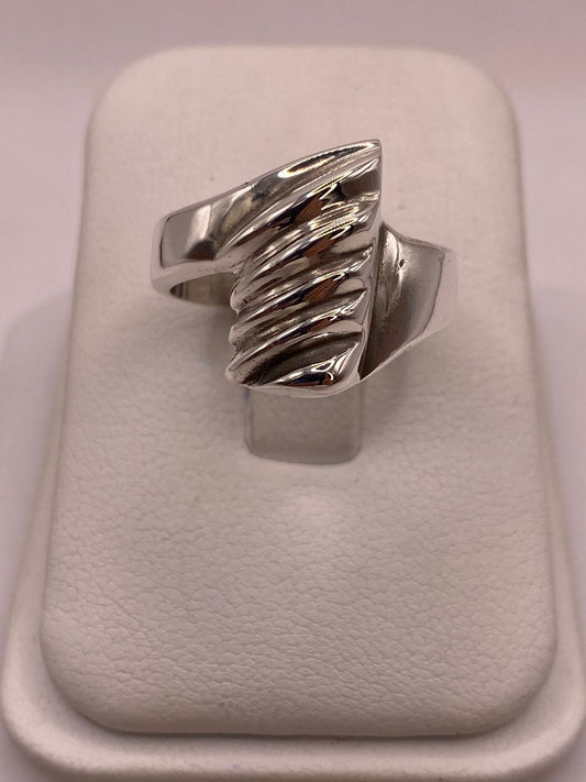 Anillo Contemporáneo Diagonal Texturizado en Plata .925, vista frontal