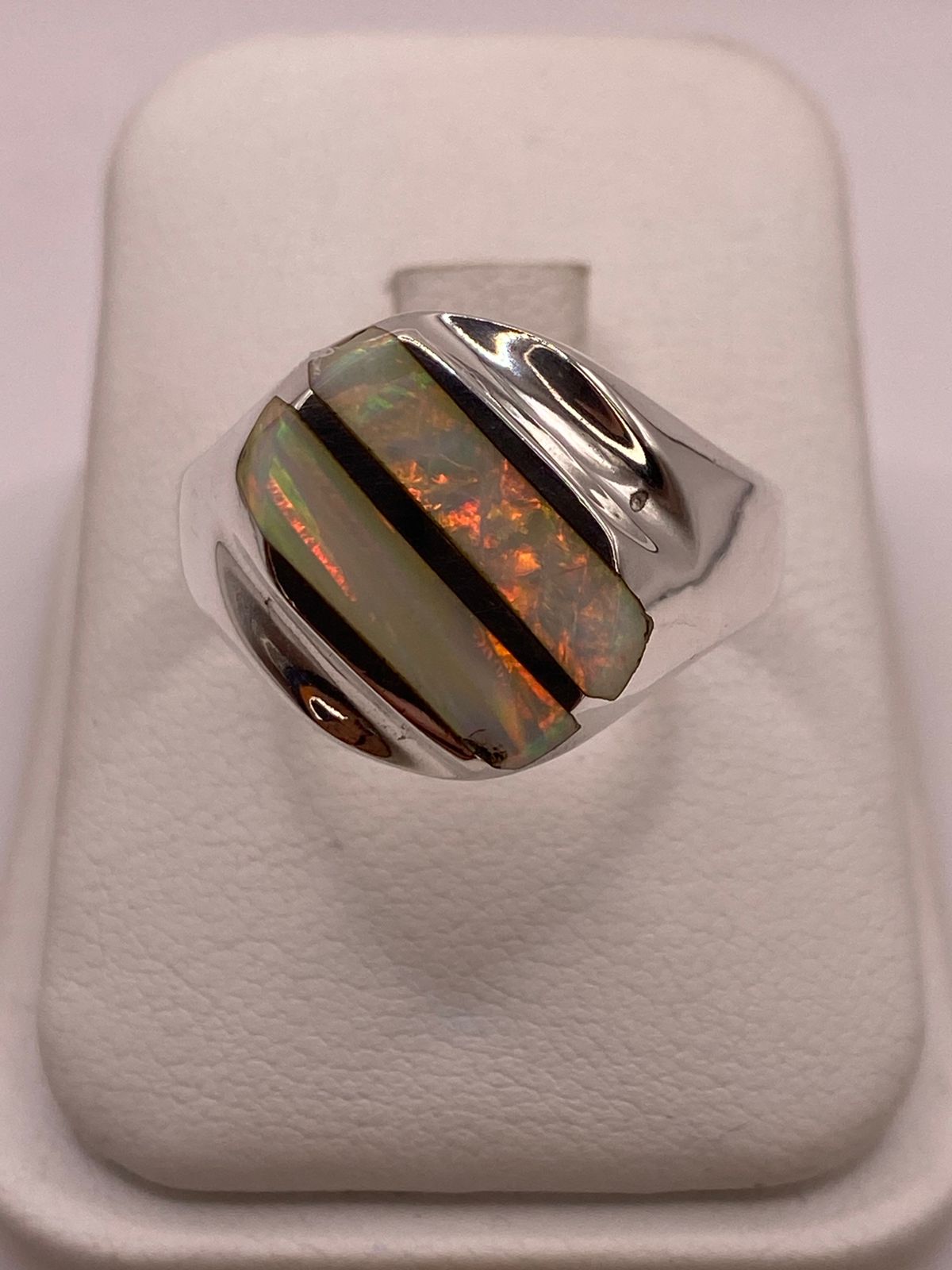 Anillo Contemporáneo con Dos Líneas Diagonales de Ópalo de Fuego en Plata .950