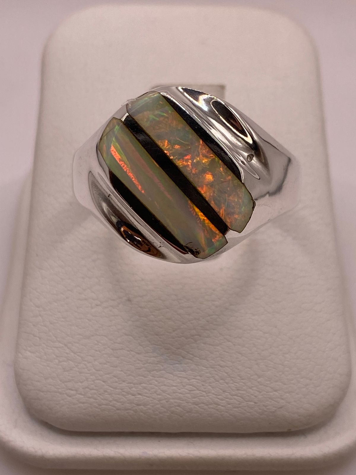 Anillo Contemporáneo con Dos Líneas Diagonales de Ópalo de Fuego en Plata .950