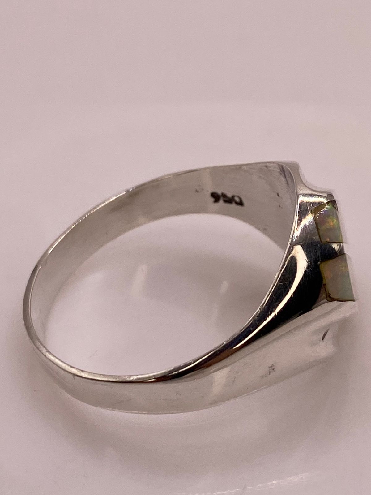 Anillo Contemporáneo con Dos Líneas Diagonales de Ópalo de Fuego en Plata .950