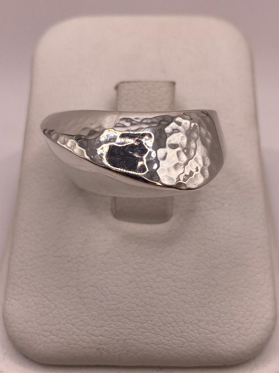 Anillo Contemporáneo Martillado en Plata .925