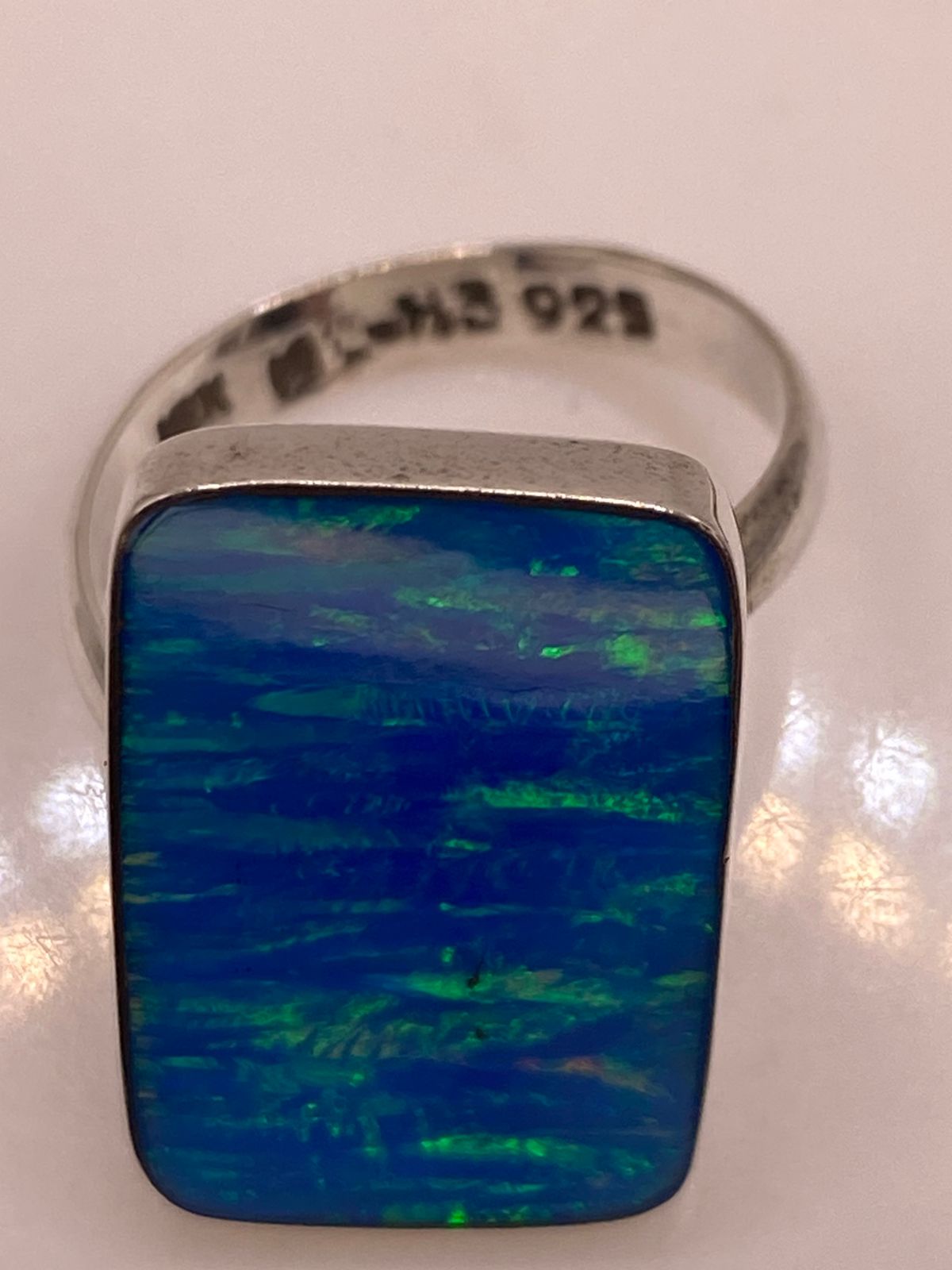 Anillo Contemporáneo de Ópalo de Fuego Azul 💙💚 en Plata .925