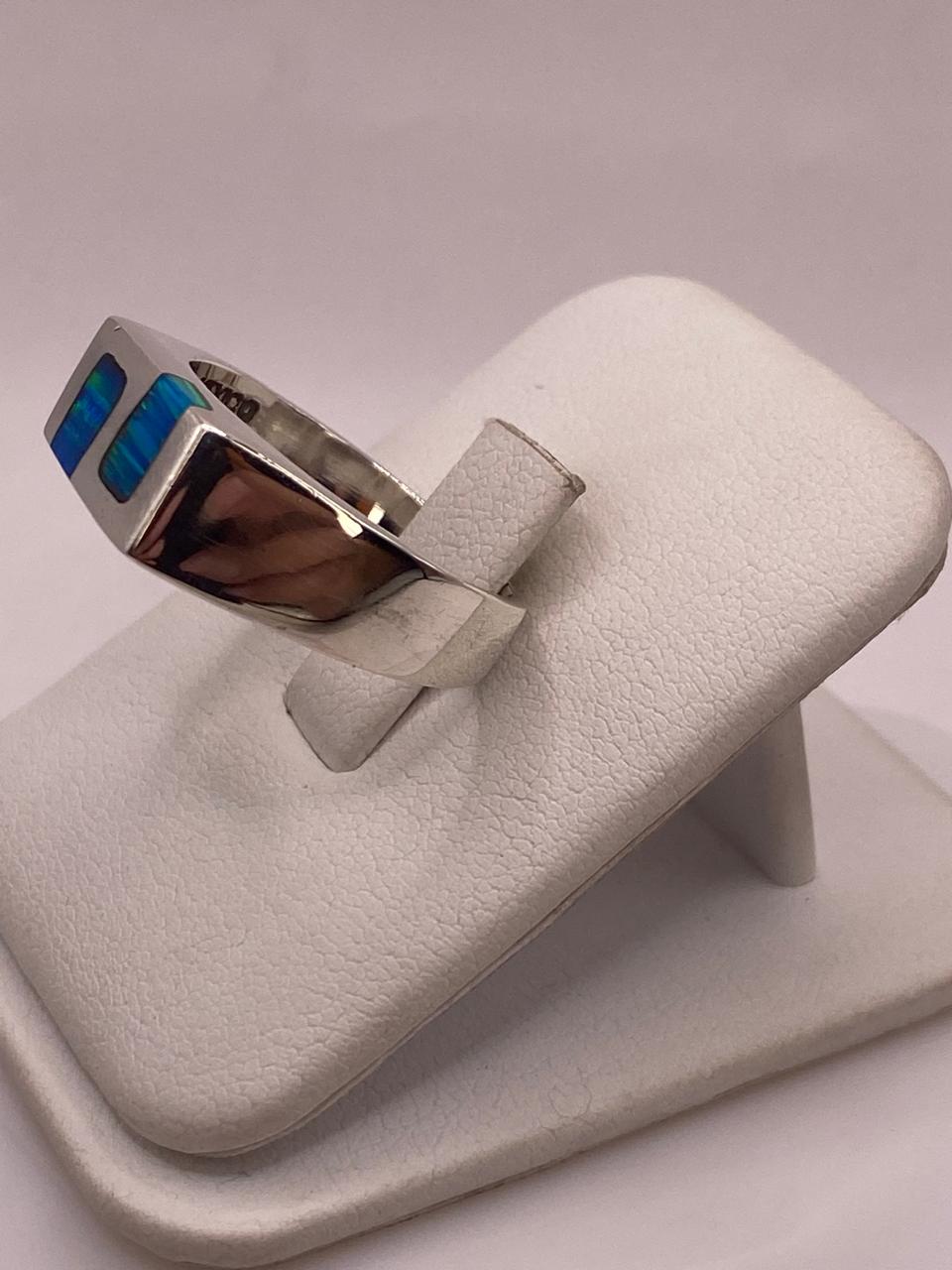 Anillo Contemporáneo con Ópalo de Fuego Azul‑verde en Plata .925
