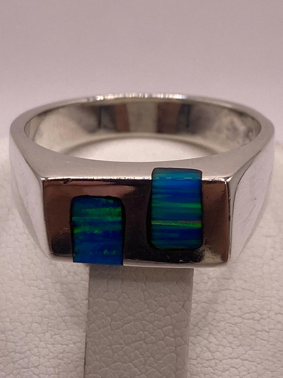 Anillo Contemporáneo con Ópalo de Fuego Azul‑verde en Plata .925