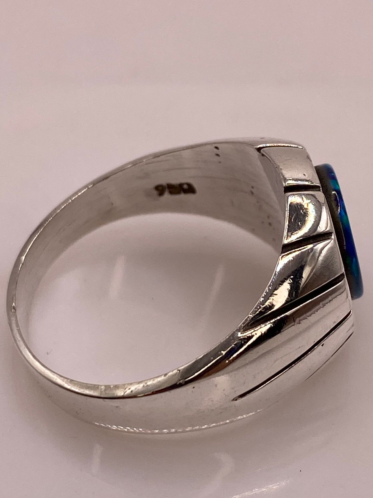 Anillo Contemporáneo con Ópalo de Fuego Azul‑verde en Plata .950