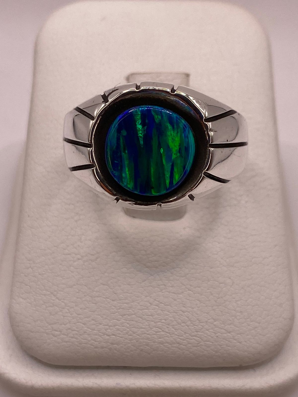 Anillo Contemporáneo con Ópalo de Fuego Azul‑verde en Plata .950