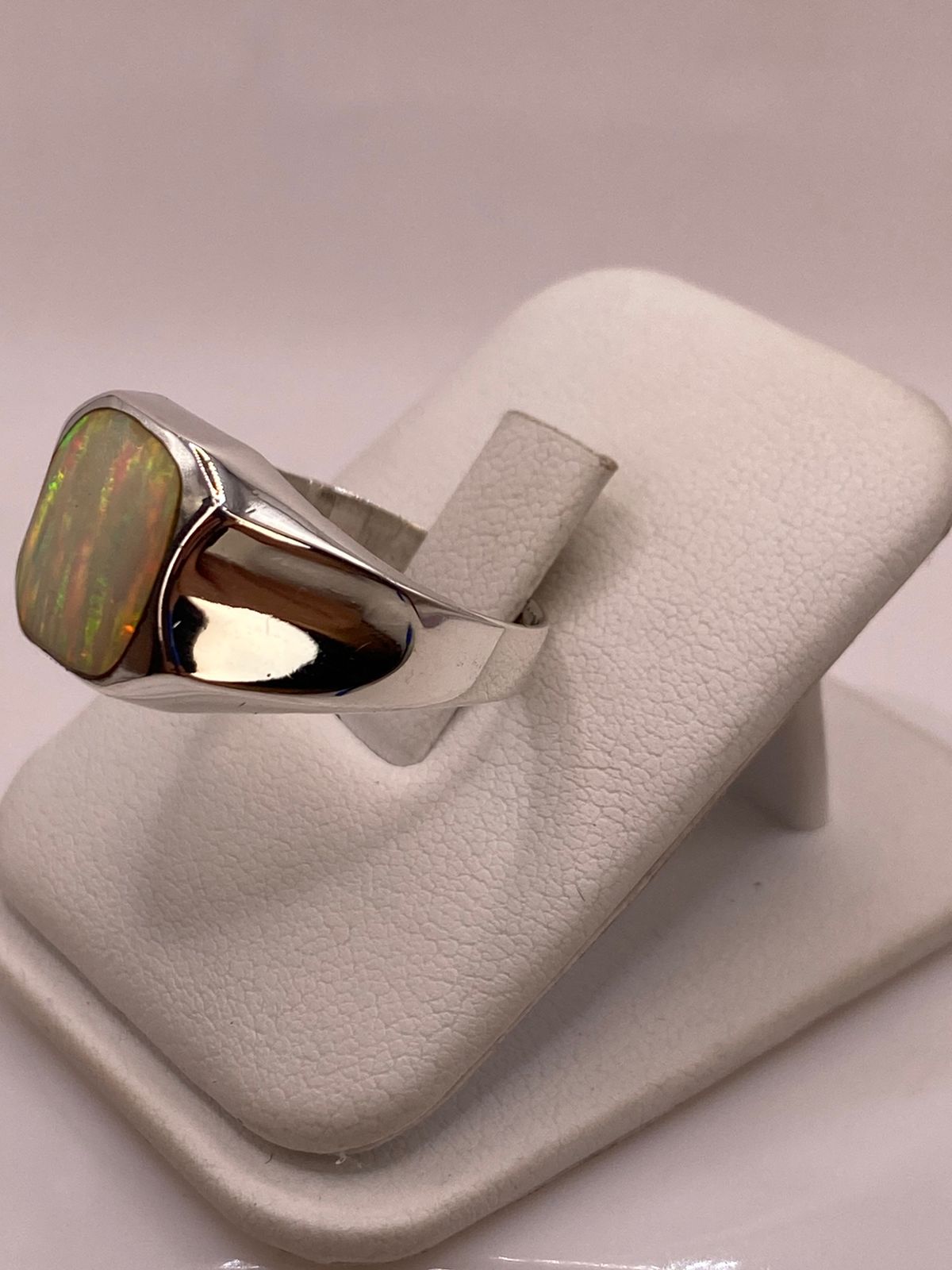 Anillo Contemporáneo con Ópalo de Fuego Multicolor en Plata .950