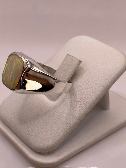 Anillo Contemporáneo con Ópalo de Fuego Multicolor en Plata .950, vista lateral