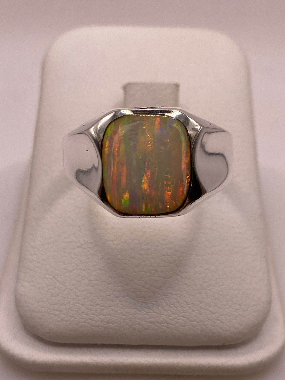 Anillo Contemporáneo con Ópalo de Fuego Multicolor en Plata .950