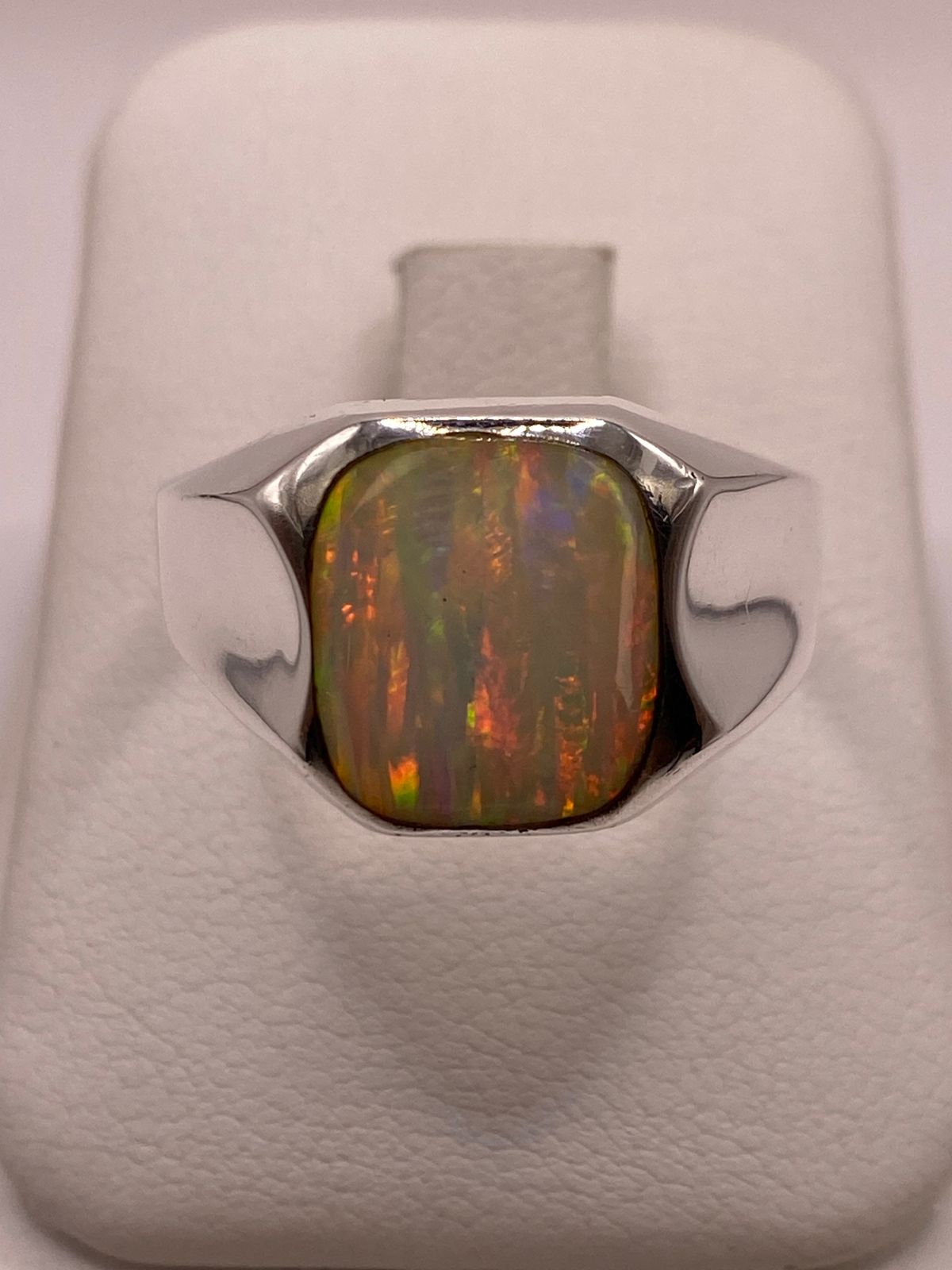 Anillo Contemporáneo con Ópalo de Fuego Multicolor en Plata .950