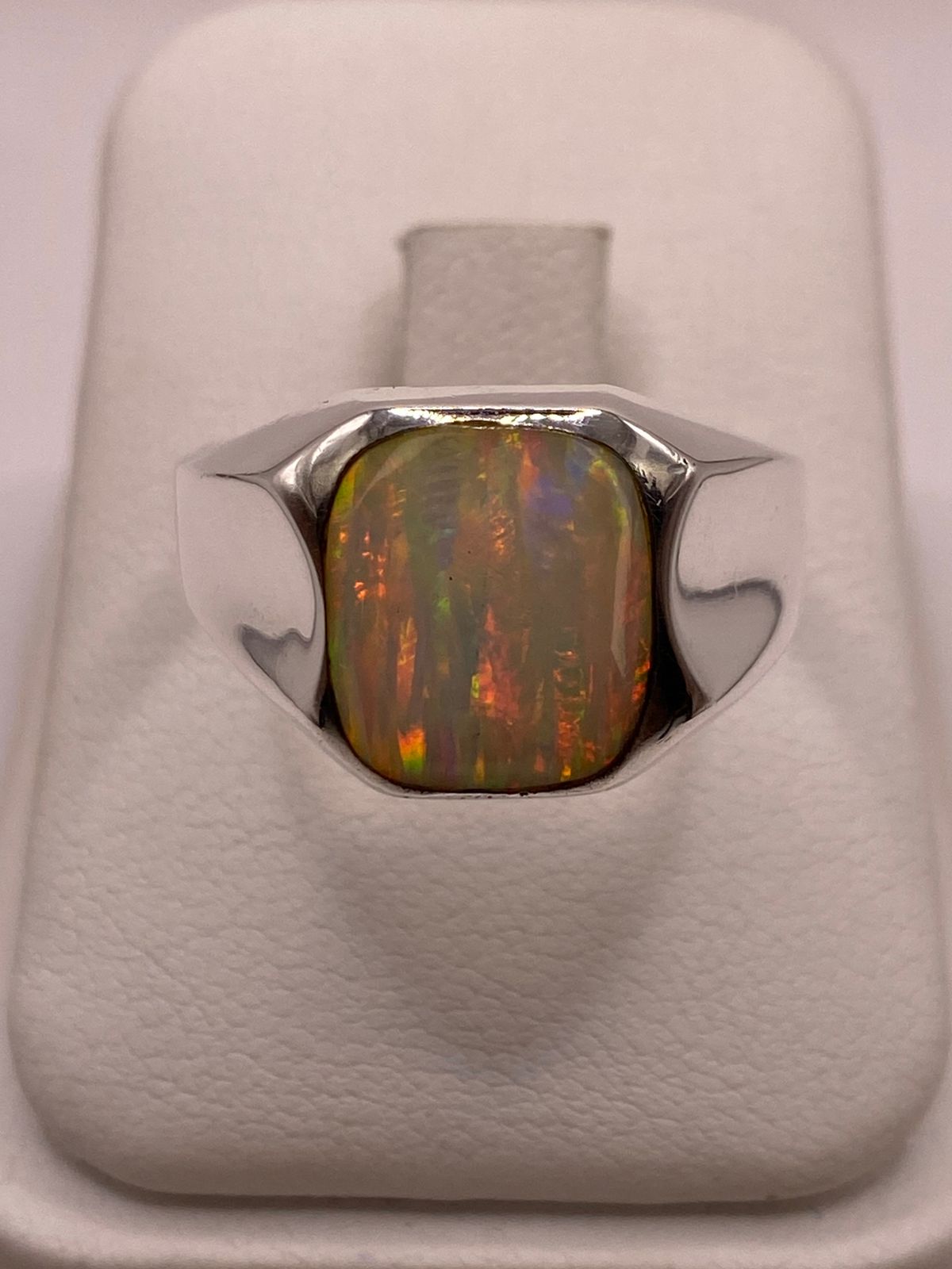 Anillo Contemporáneo con Ópalo de Fuego Multicolor en Plata .950
