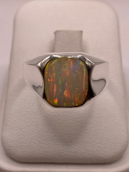 Anillo Contemporáneo con Ópalo de Fuego Multicolor en Plata .950 — ángulo diagonal