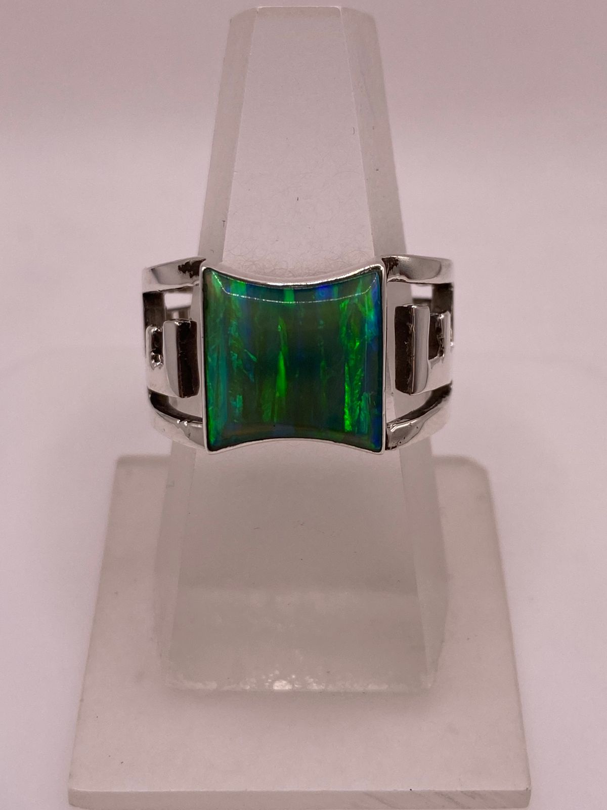 Anillo Contemporáneo con Ópalo de Fuego Verde en Plata .950