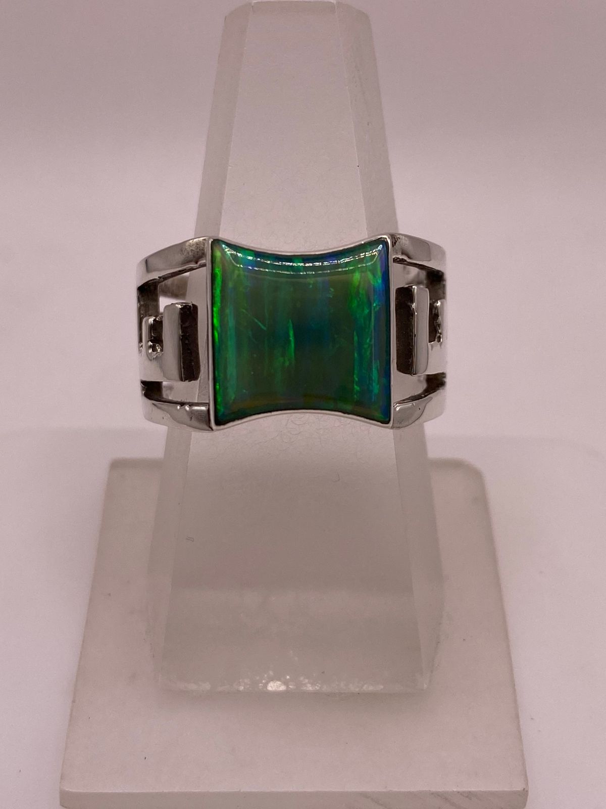 Anillo Contemporáneo con Ópalo de Fuego Verde en Plata .950