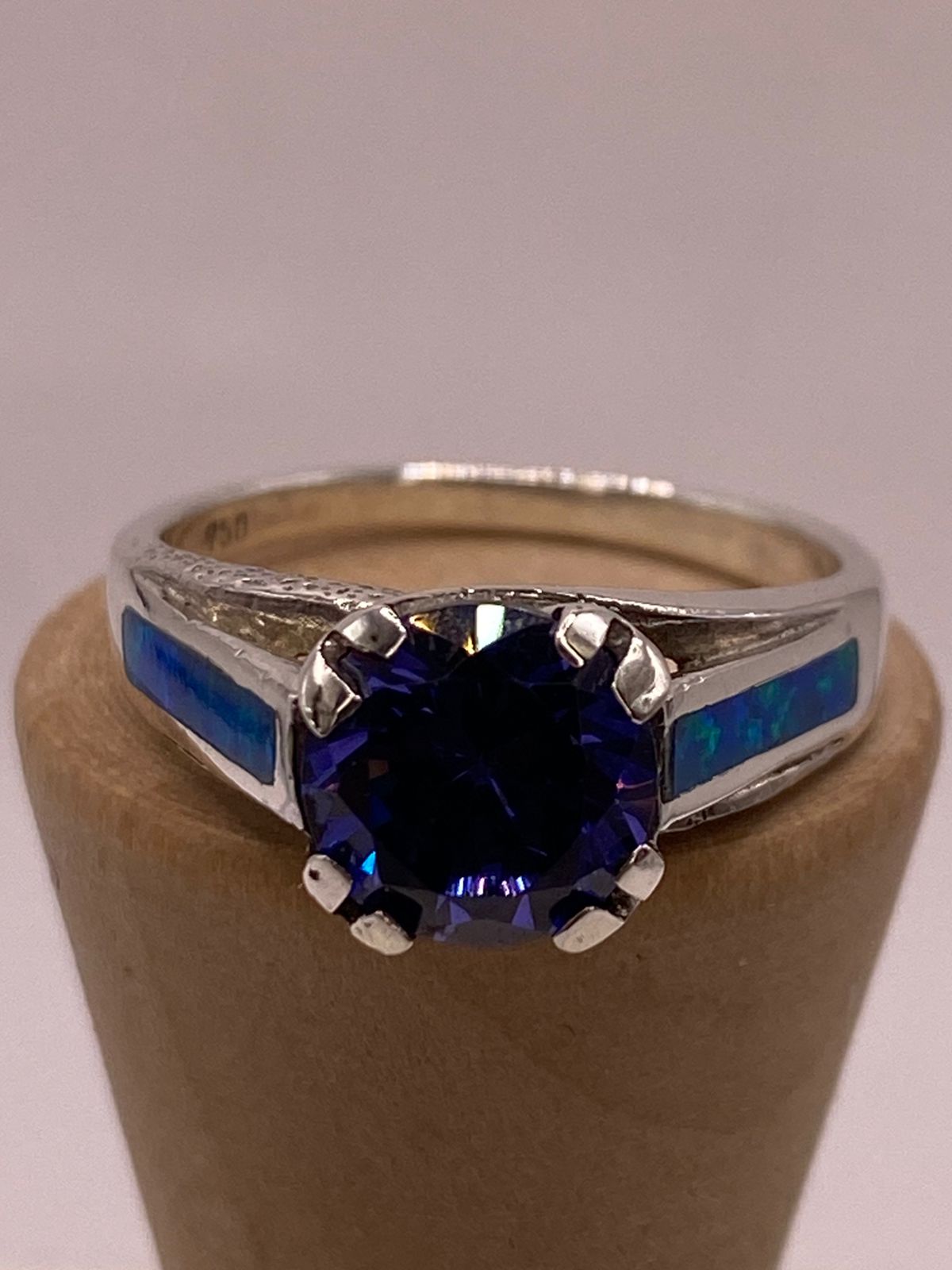 Anillo Contemporáneo con Ópalo de Fuego y Zirconia Azul en Plata .950