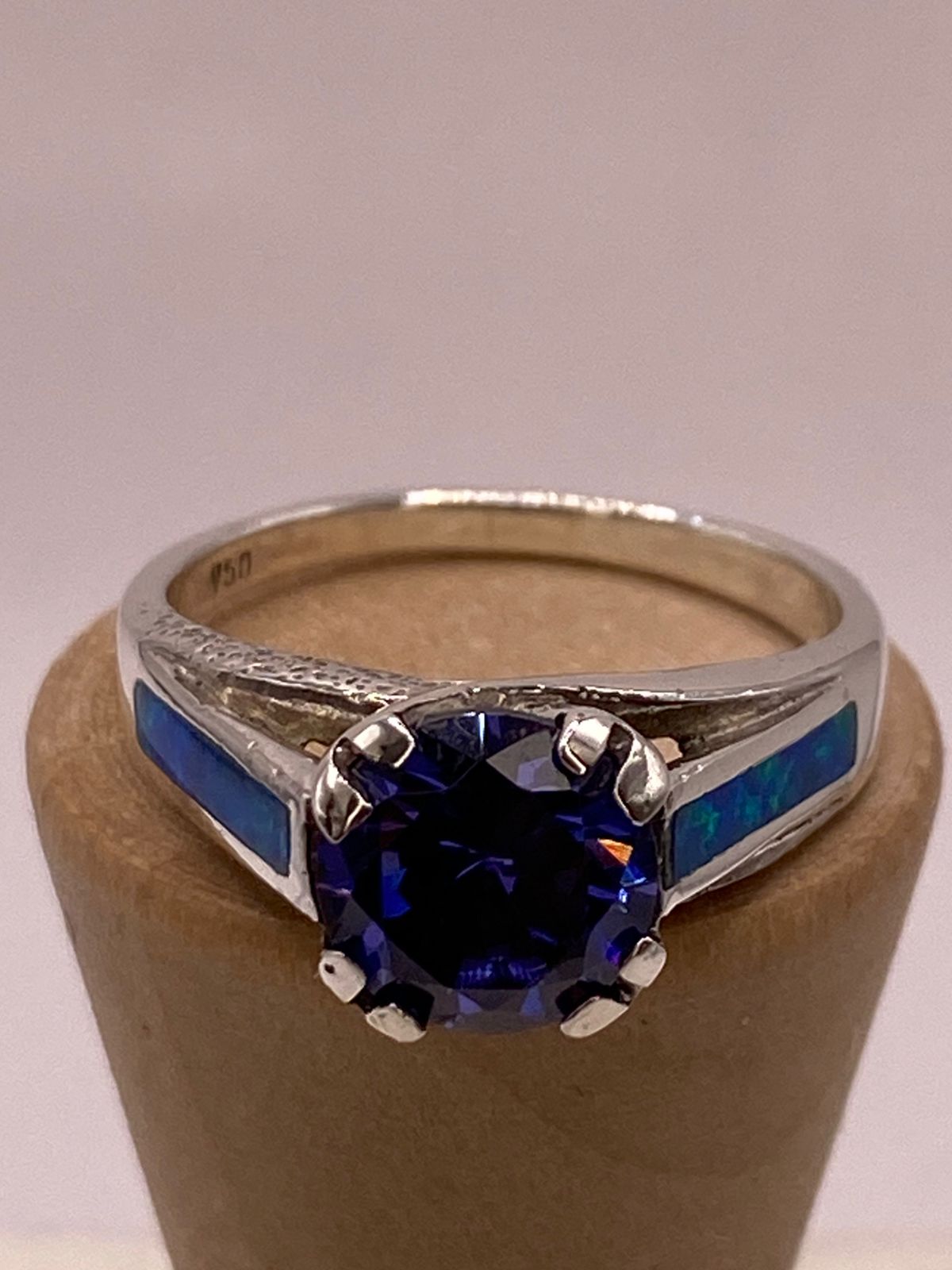 Anillo Contemporáneo con Ópalo de Fuego y Zirconia Azul en Plata .950