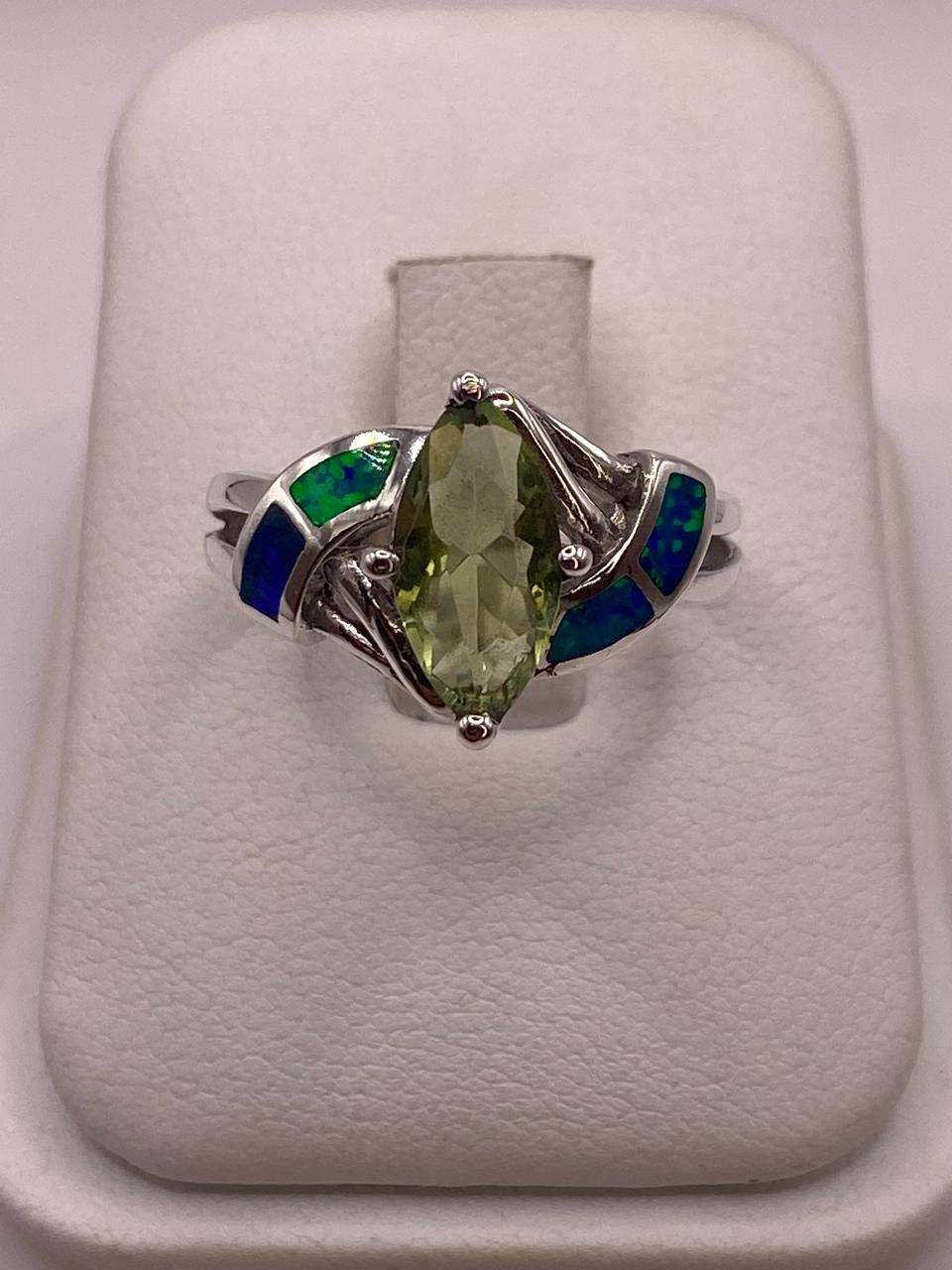 Anillo Contemporáneo con Ópalo de Fuego y Zirconia en Plata .925