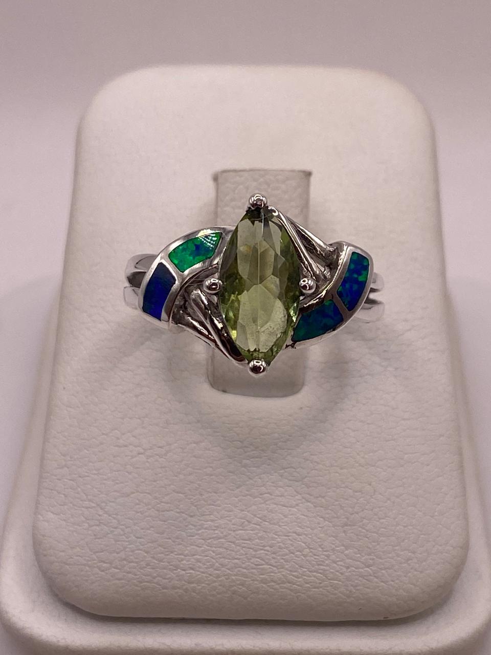 Anillo Contemporáneo con Ópalo de Fuego y Zirconia en Plata .925