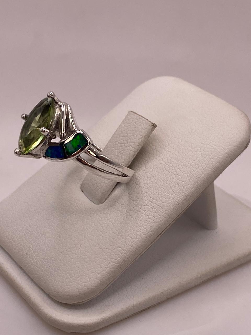 Anillo Contemporáneo con Ópalo de Fuego y Zirconia en Plata .925