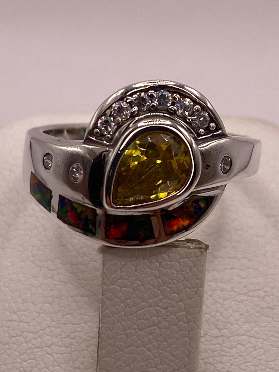 Anillo Contemporáneo con Ópalo de Fuego y Zirconia en Plata .925