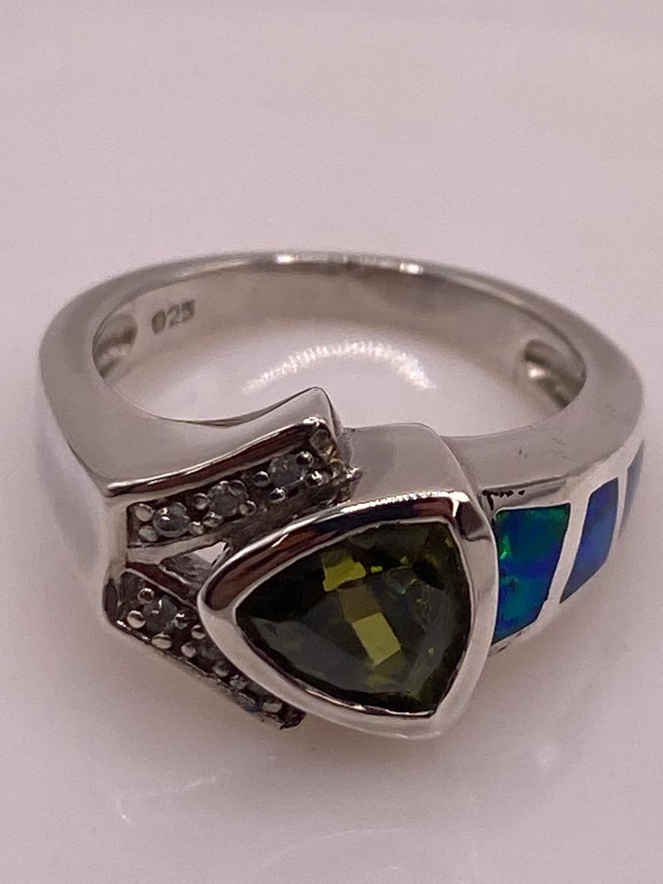 Anillo Contemporáneo con Ópalo de Fuego y Zirconia en Plata .925