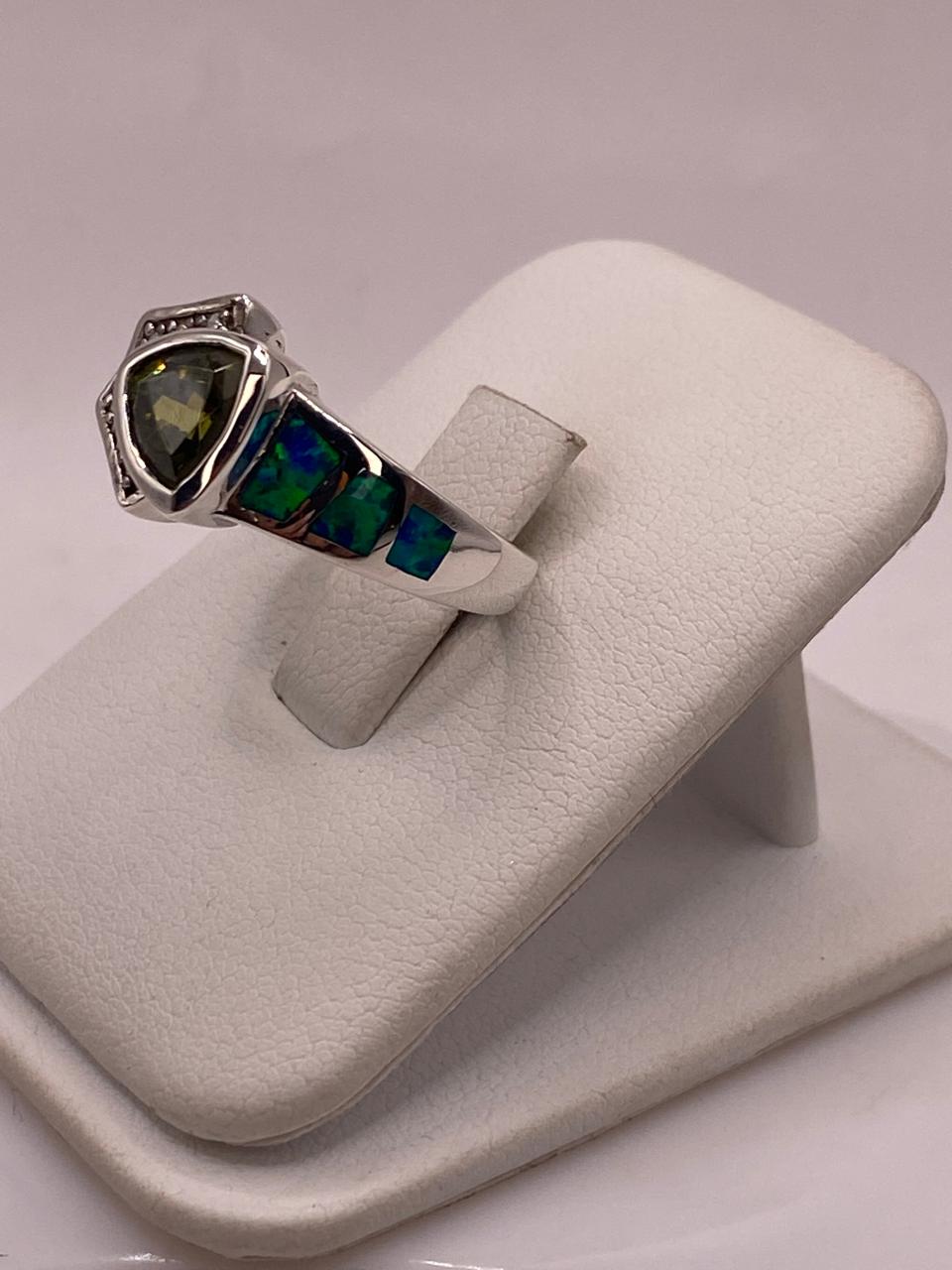 Anillo Contemporáneo con Ópalo de Fuego y Zirconia en Plata .925