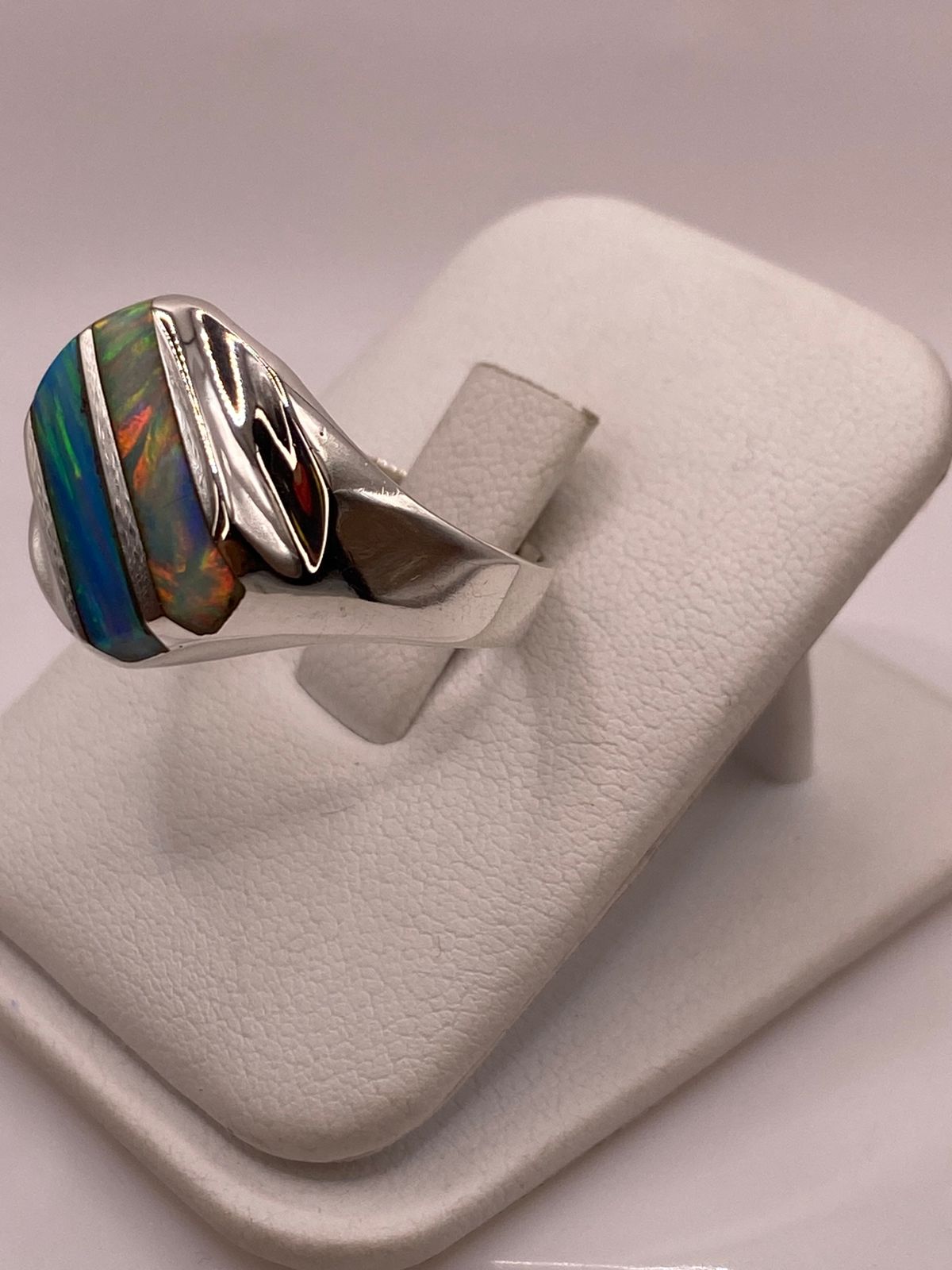 Anillo Contemporáneo en Plata Ley 950 con Ópalo de Fuego Multicolor