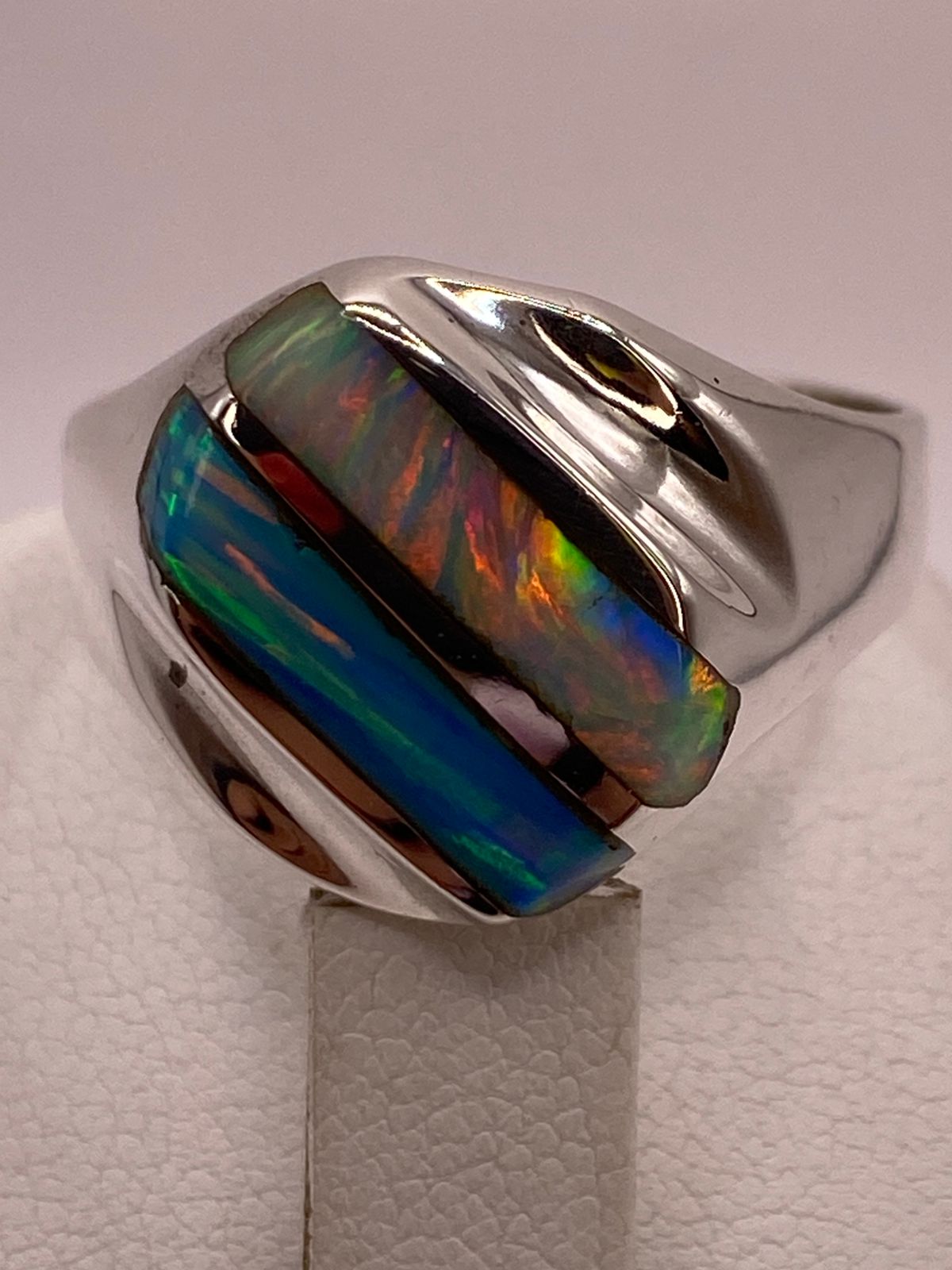 Anillo Contemporáneo en Plata Ley 950 con Ópalo de Fuego Multicolor