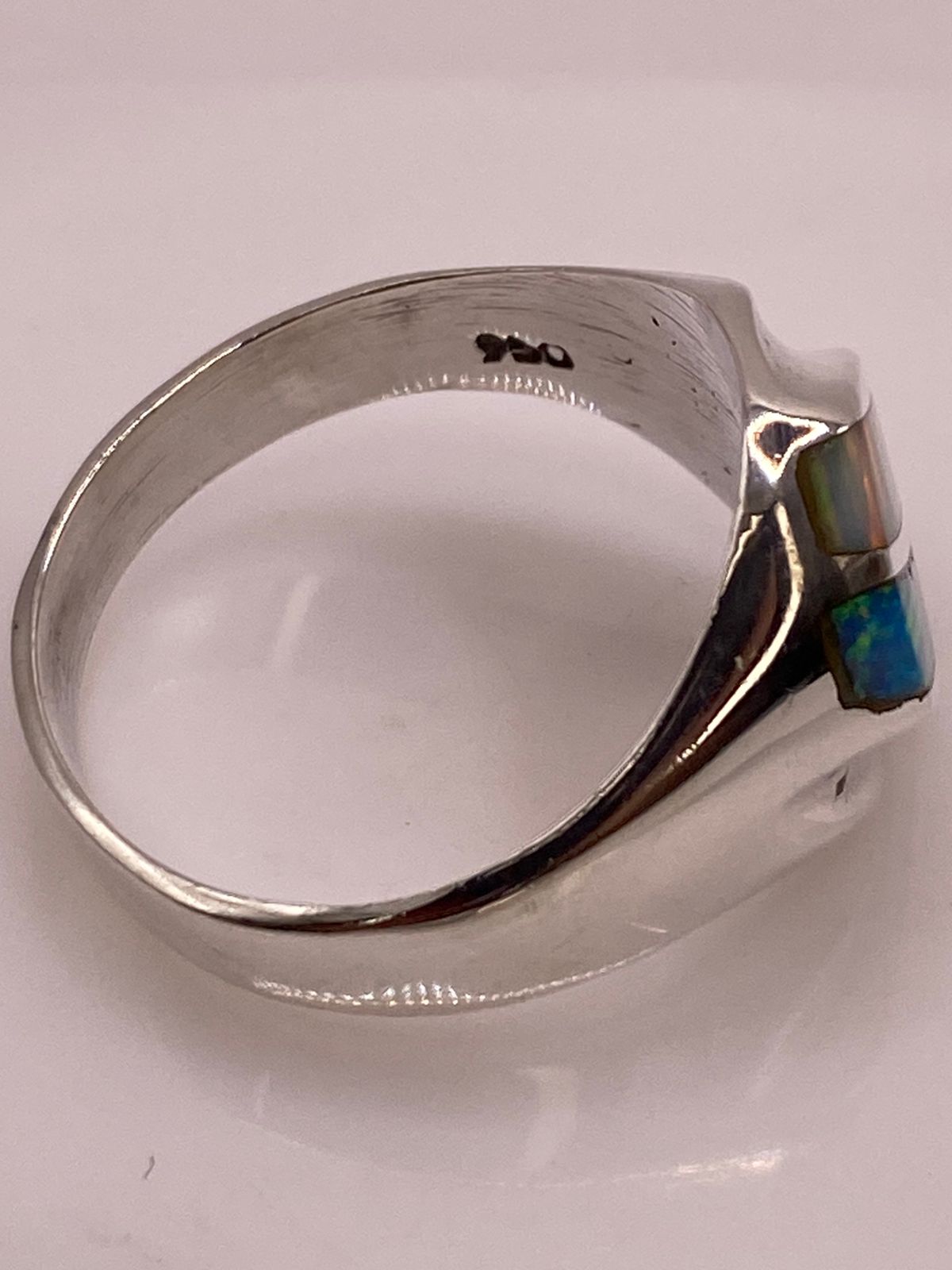 Anillo Contemporáneo en Plata Ley 950 con Ópalo de Fuego Multicolor
