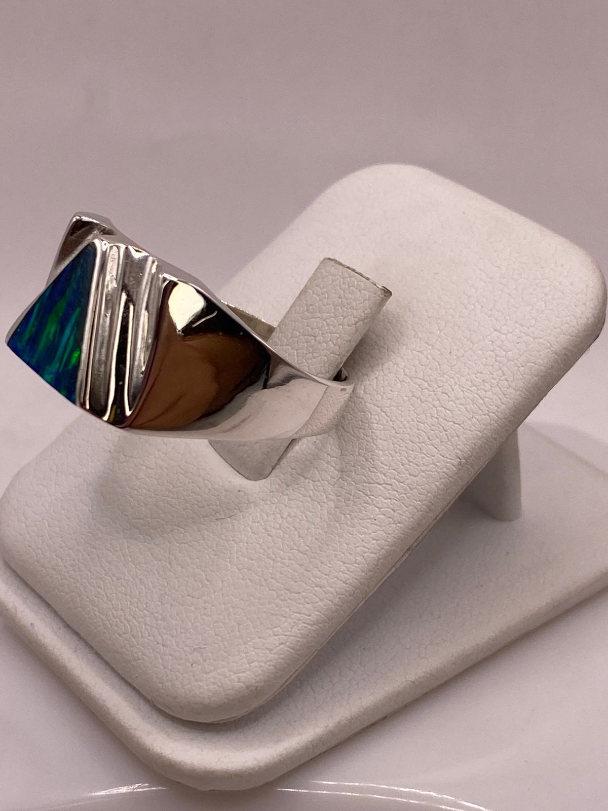 Anillo Contemporáneo Plata Ley 950 con Ópalo de Fuego